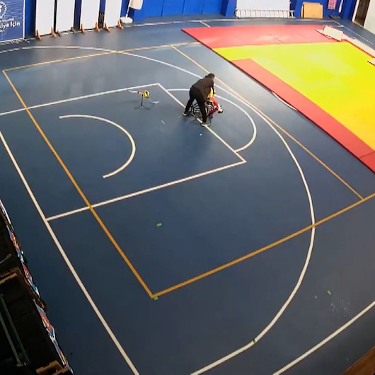Deprem anında antrenörün engelli sporcusunu korumaya çalışması takdir topladı