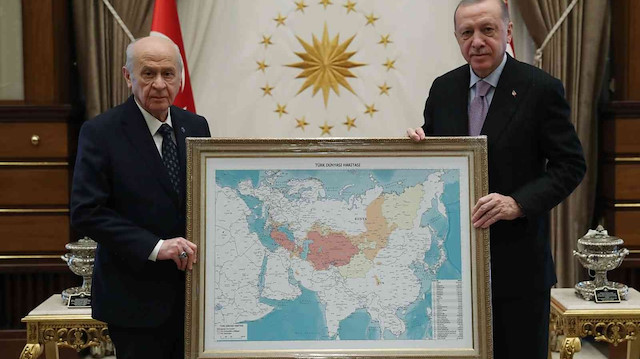 Cumhurbaşkanı Erdoğan ile MHP Genel Başkanı Bahçeli Külliye'de görüşmüştü.
