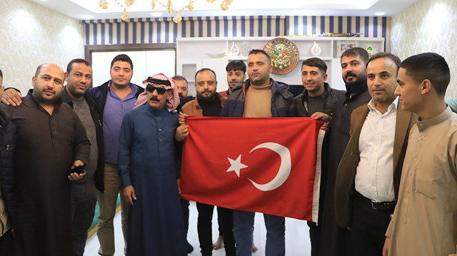 Ömer Süleyman, serbest kalmasının ardından yakınları ve ailesi tarafından Türk bayrağıyla karşılandı.