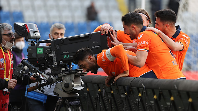 Başakşehirli futbolcular gol sevincini yayıncı kuruluşun kamerası önünde yaşadı.