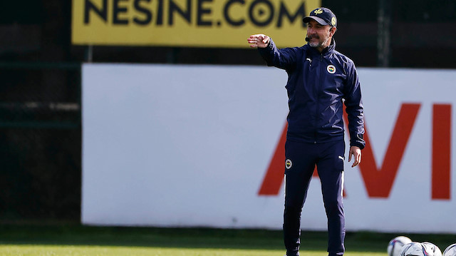 Vitor Pereira idmanda oyuncularına uyarılarda bulunuyor.