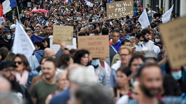 بروكسل.. آلاف المتظاهرين يحتجون على قيود مكافحة كورونا
