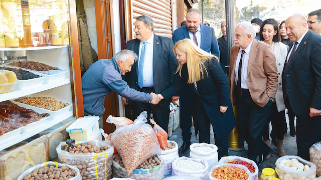 Bitlis’te MHP heyeti “Adım Adım 2023, İl İl Anadolu” programı kapsamında esnafı ziyaret etmişti.
