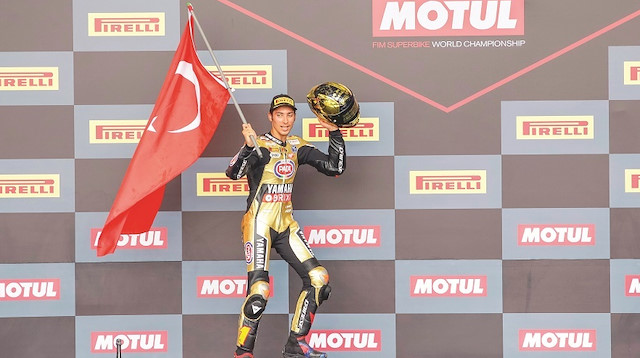 Razgatlıoğlu, şampiyonayı kazanan ilk Türk motosikletçi  olarak tarihe geçti.