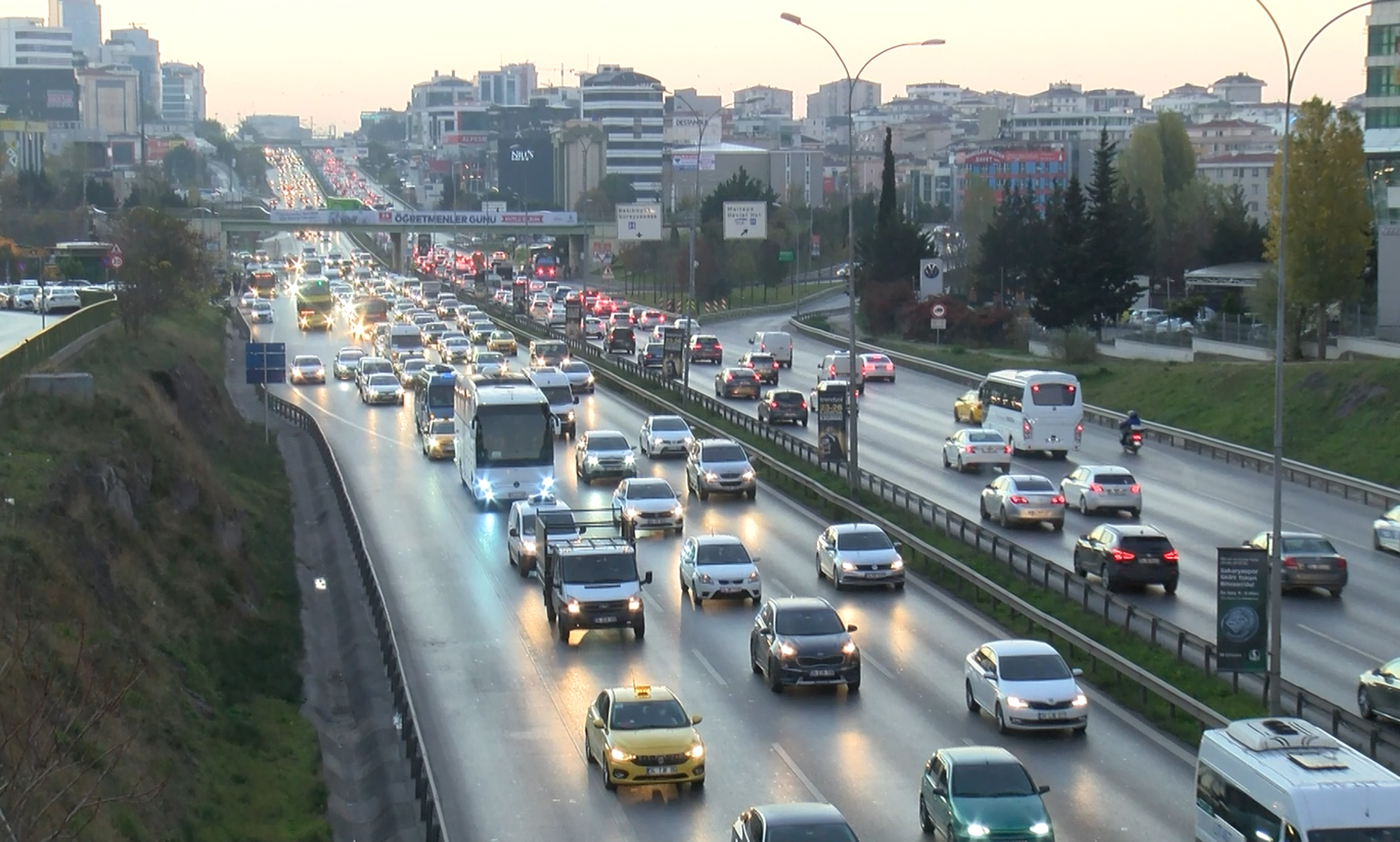 Maltepe D-100 Karayolu'nda her iki yönde, Bostancı ve Göztepe D-100 Karayolu'nda ise Kadıköy istikametinde trafik yoğunluğu yaşandı. 
