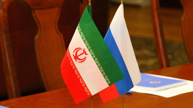 İran ve Rusya bayrakları
