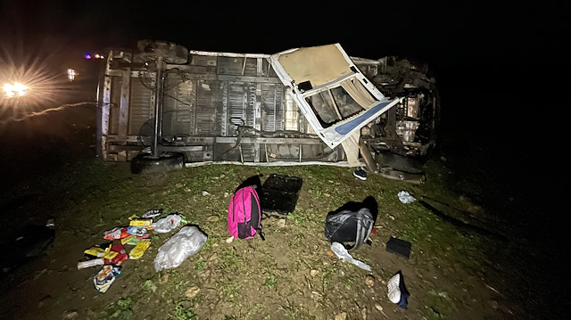 Göçmenleri taşıyan minibüs devrildi: 16 kişi yaralandı
