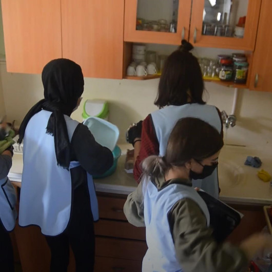 Liseli gençler engelli kadının evini temizledi