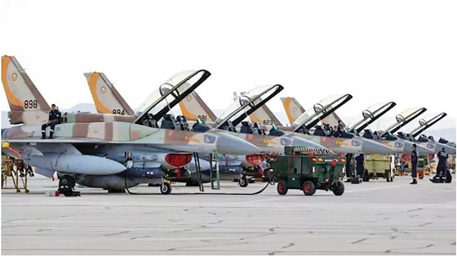 İsrail Hava Kuvvetleri’ne ait savaş uçaklarının Güney Kıbrıs hava sahasında tatbikata başladığı ortaya çıktı. 