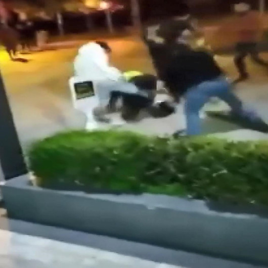 Esenyurtta tartıştığı taksicinin anahtarını alan müşteri meydan dayağı yedi