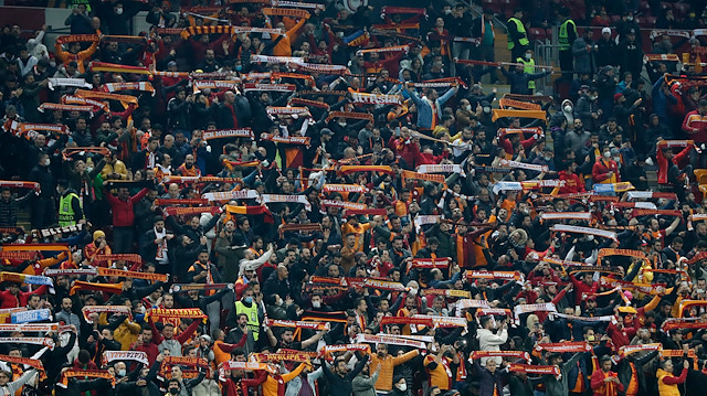 Sarı-kırmızılı taraftarlar tribünleri doldurdu.