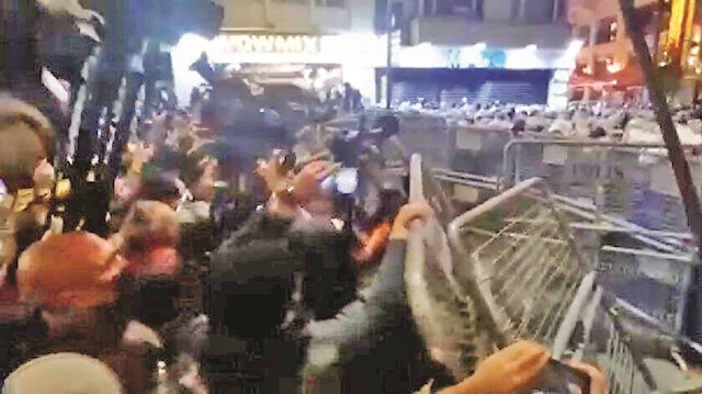 Taşkınlık yapan grup taşlarla polise saldırıp barikatları yıktı.