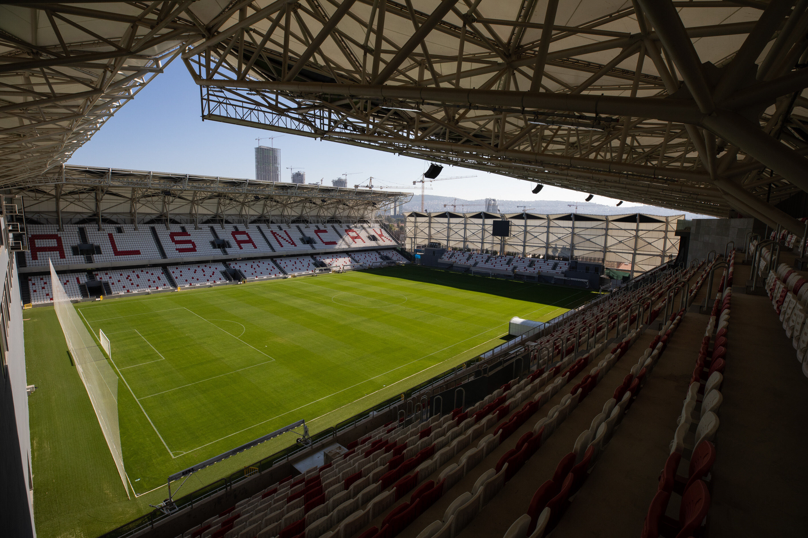 Maraton tribününe kırmızı koltuklarla ’Alsancak’ yazıldı.