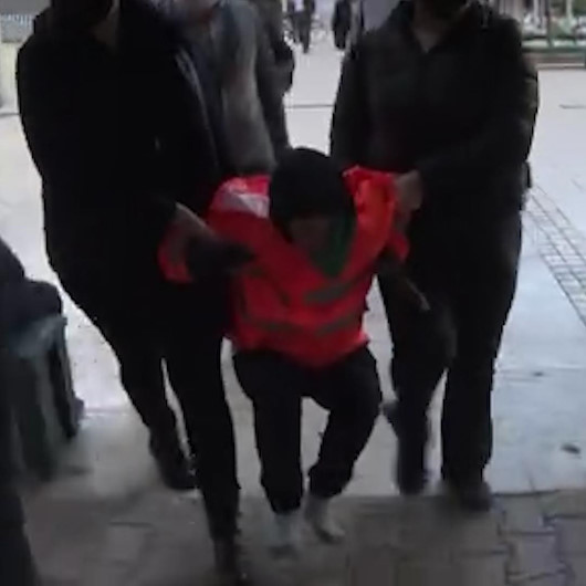 Cemaatin önünde bale yapan Rus uyruklu vatandaş polis ekiplerinin müdahalesiyle camiden çıkarıldı