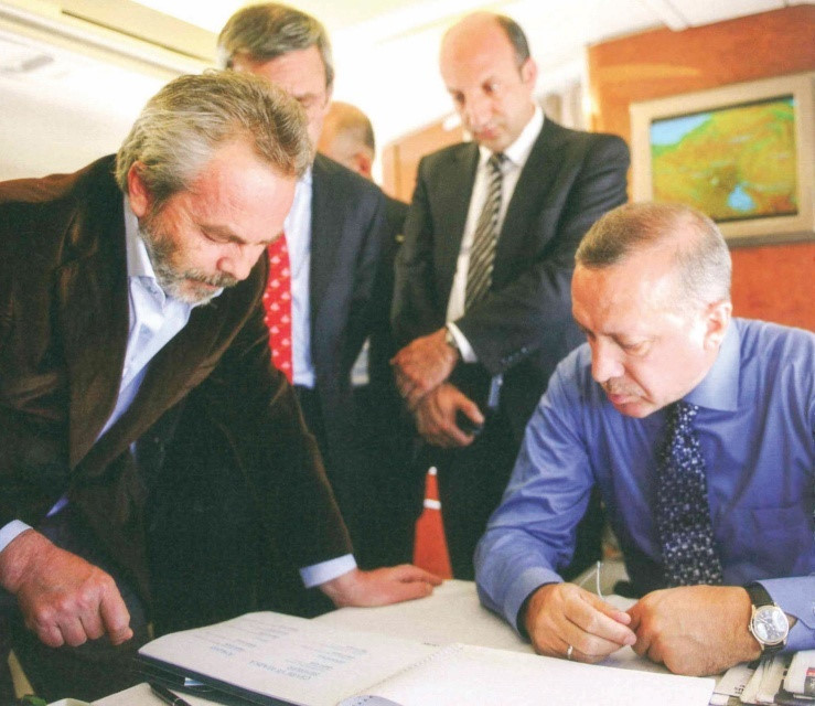 İşinin ehli, çalışkan titiz ve özverili. Erol Olçok altına imzasını attığı işleriyle ismini tarihe yazdı.