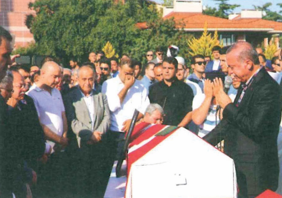 Cumhurbaşkanımız dostum ve yoldaşım dediği Şehit Erol Olçok ve oğlu Şehit Abdullah Tayyip Olçok’u son nyolculuğuna uğurlarken