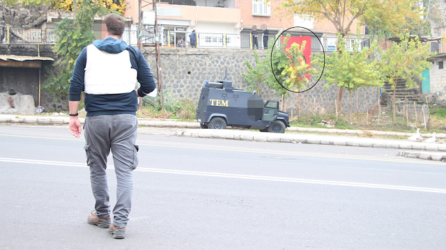 Diyarbakır'da istinat duvarına asılan PKK paçavrası indirildi