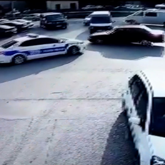Drift yapan sürücünün polisle buruna gelince kaçtığı anlar kamerada