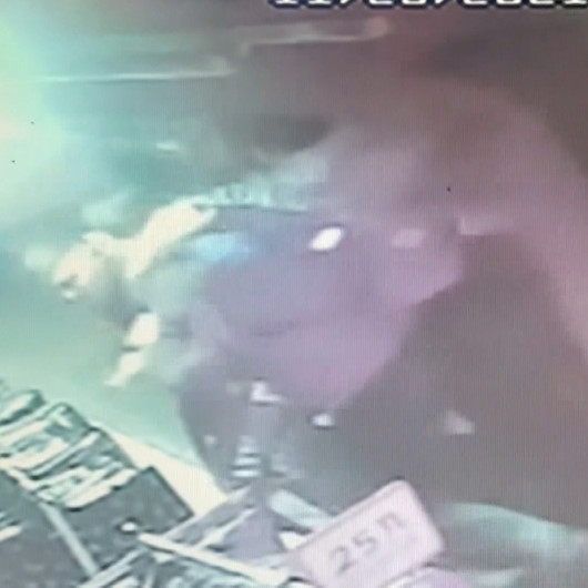 Gaziosmanpaşada silahlı saldırganı tekme tokat dövdüler