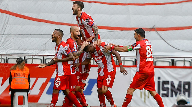 Kırmızı-beyazlı futbolcuların gol sevinci