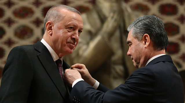Gurbangulu Berdimuhamedov tarafından Cumhurbaşkanı Erdoğan'a takdim edilen nişan.