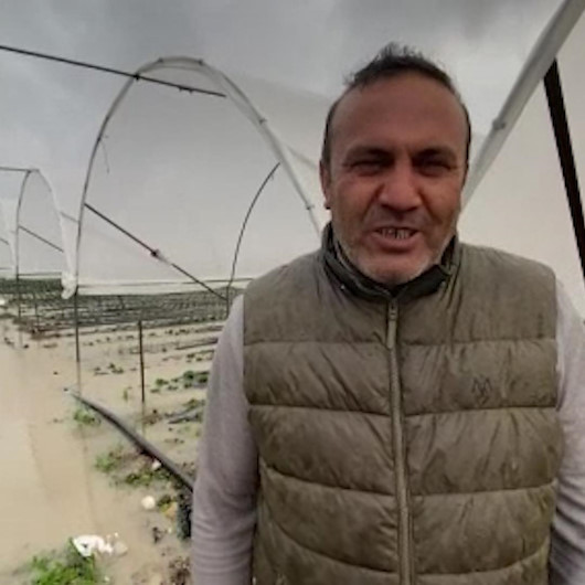 Çilek serası sular altında kalan Antalyalı çiftçi: Allahtan gelen bir şey