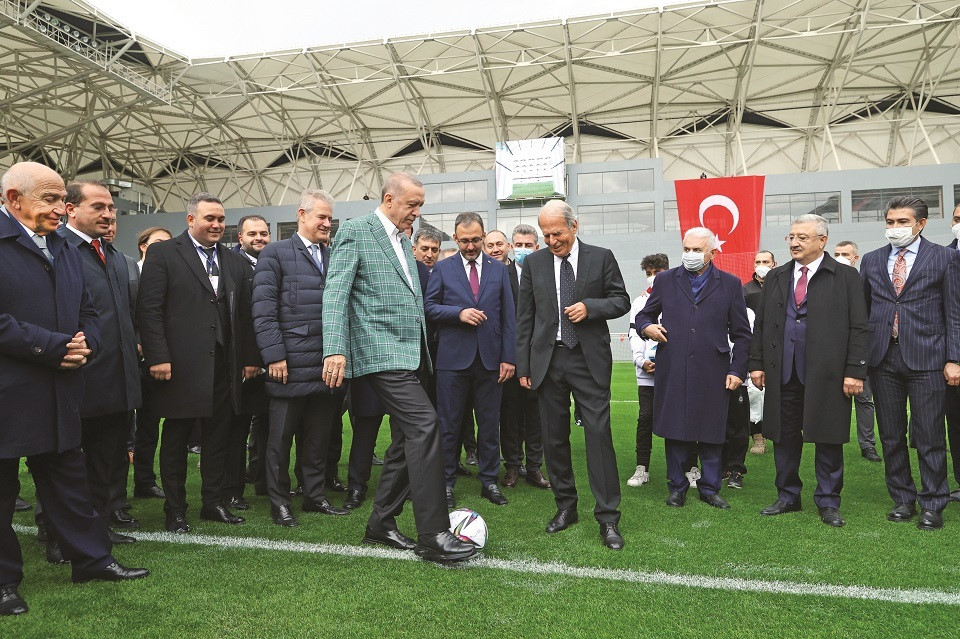 Kurdele kesimi sonrası stadı ngezerek fotoğraf çektiren nCumhurbaşkanı Erdoğan,nilk pası Mustafa Denizli’ye attı.