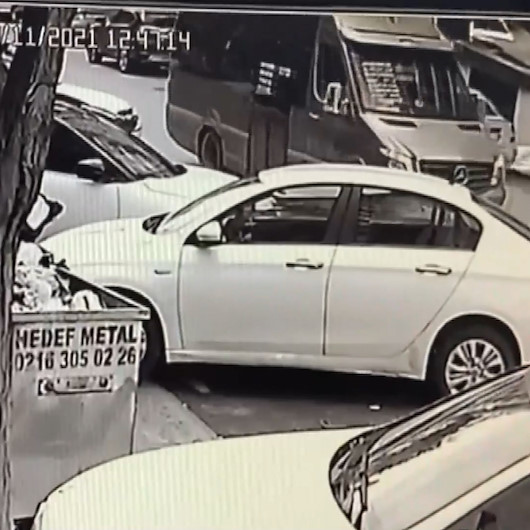 Şoförünün baygınlık geçirdiği yolcu dolu minibüs park halindeki araca çarptı