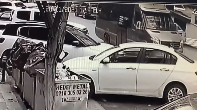 Şoförünün baygınlık geçirdiği yolcu dolu minibüs park halindeki araca çarptı