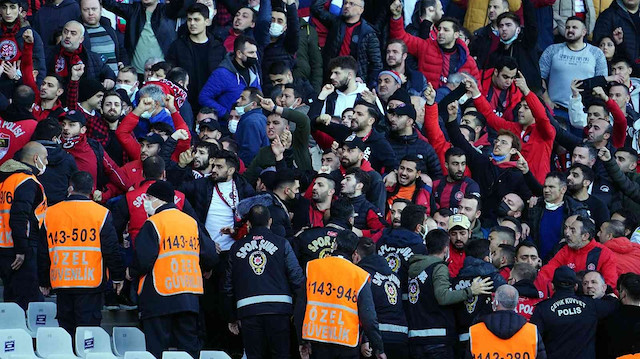 Karagümrüklü taraftarlar Trabzonspor aleyhine tezahüratlarda bulundu.