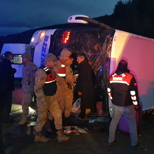 Erzincan'da feci kaza: Yolcu otobüsü devrildi, 22 kişi yaralandı