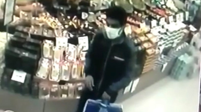Kavurmayı çantaya koyan hırsız, hızlı bir şekilde marketten çıkarak kaçtı. 
