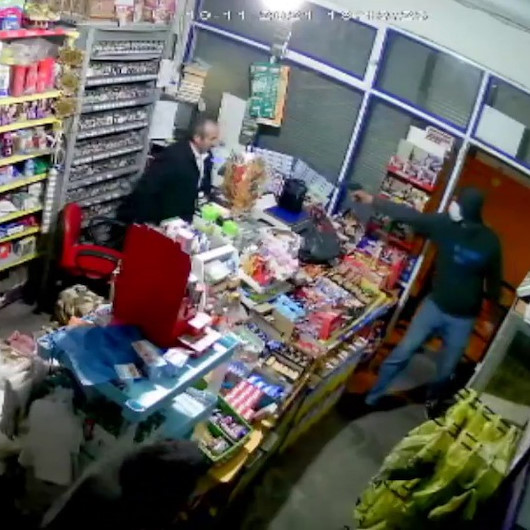 Adanada market sahibine silahlı saldırı kamerada