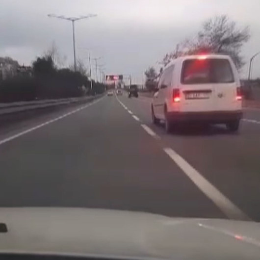 Trafikte ayna kullanmamanın sonu kazayla bitti: Trabzondaki kaza araç kamerasında
