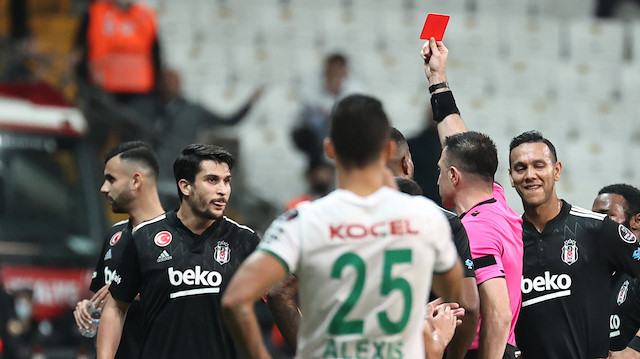 Beşiktaş'ta Necip Uysal 39. dakikada gördüğü kırmızı kartın ardından takımını 10 kişi bıraktı.
