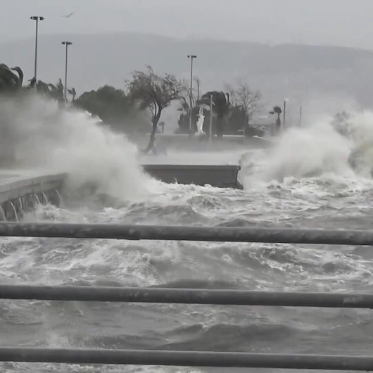 İzmirde fırtına: Deniz taştı yollar göle döndü