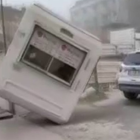 Avcılarda görevli içindeyken güvenlik kulübesi uçtu