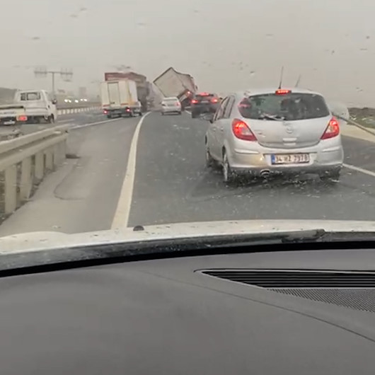 Büyükçekmecede faciadan dönüldü: Lodosun vurduğu 2 TIR böyle devrildi