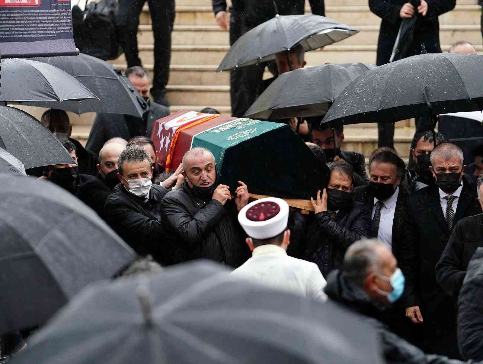 Abdurrahim Albayrak, cenaze namazı için camiye ilk gelen isimlerden olurken, merhumun naaşını da cenaze arabasına kadar taşıdı.