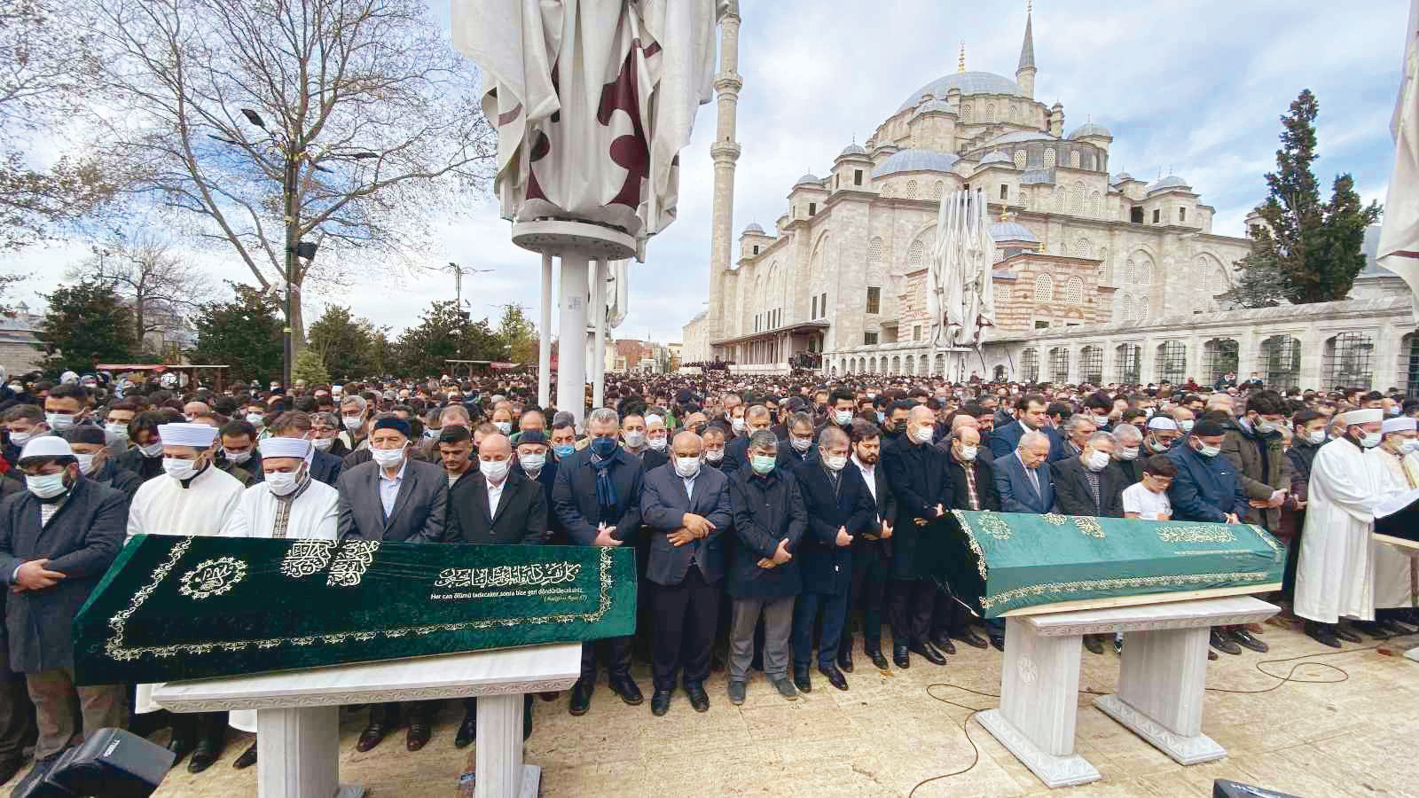 Genç İHH’lılar Talip Tığlı ve Muratcan Kaya Fatih nCamisi’ndeki cenaze namazının ardından toprağa verildi.