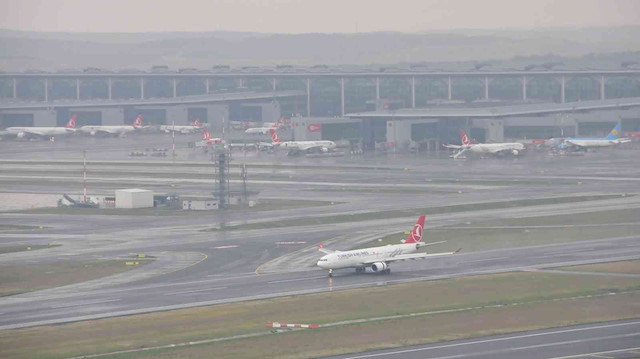 İstanbul Havalimanı'nda lodos nedeniyle durdurulan operasyonlar yeniden başladı