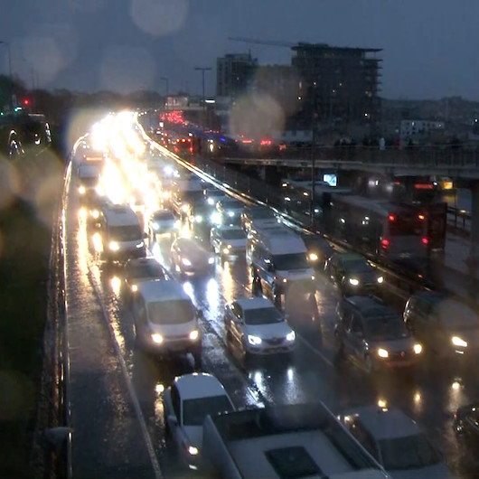 İstanbulda trafik kilit: Yoğunluk yüzde 80’e ulaştı