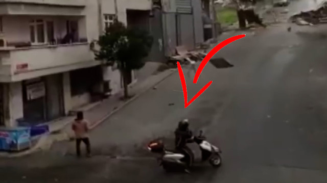Avcılar’da binanın çatısı yola uçtu: Motosikletli kaçmak yerine izledi