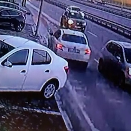 Beylikdüzünde polise silah çekip ters yönde kaçan şüpheli kamerada