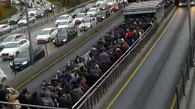 İstanbulluların metrobüs çilesi: Altunizade durağı yine kilitlendi