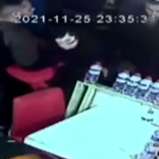 Çiğköftecideki hırsızı tekmeyle savuran esnaf kamerada