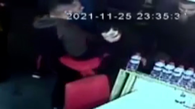 Çiğköftecideki hırsızı tekmeyle savuran esnaf kamerada