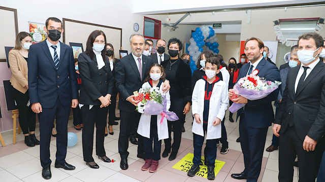 Okulların ihtiyaçları doğrultusunda yeni eğitim alanları oluşturan Büyükşehir Belediyesi, Ahmet Çabuk Ortaokulu’na da Fen Bilimleri Laboratuvarı kazandırdı. 