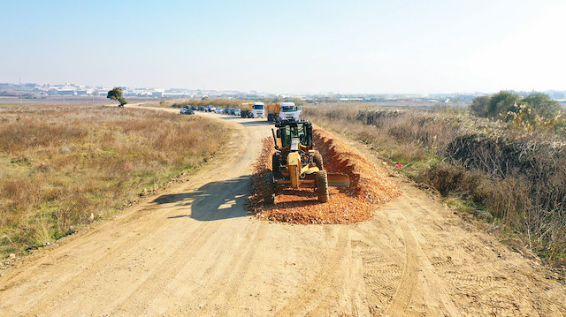 İzmir yolu ile hastane arasındaki 6,5 kilometrelik yolun kamulaştırması tamamlanan ikinci etabında da çalışmalara hız verildi.