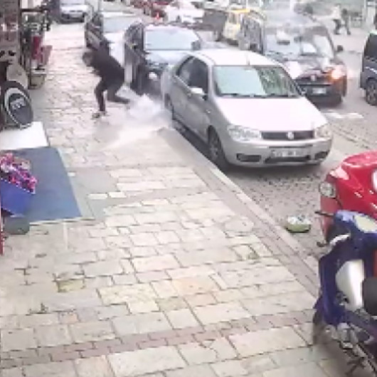 İzmirde lodos gaz betonlarını uçurdu: Mucize kurtuluş kameraya yansıdı